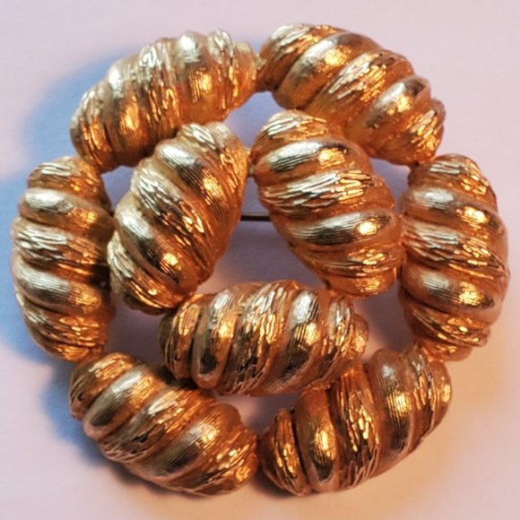3/$15 Retro Signed Act 2 Gold Tone Large 2" Wreath Brooch - Picture 1 of 3